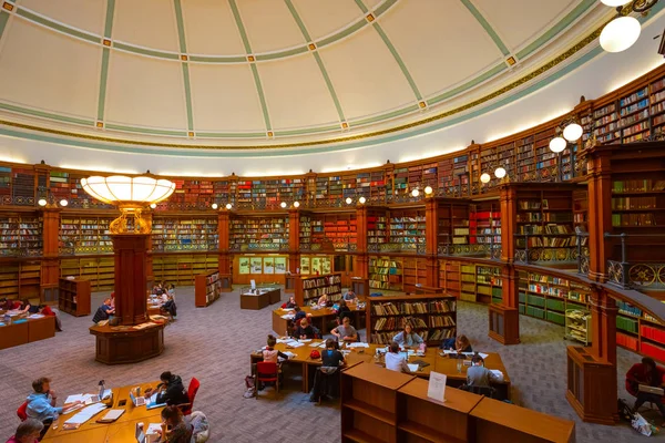 リバプール中央図書館でピクトン読書ルームがコーネリアス シャーロックによって設計され 大英博物館図書室をモデルにした 1875 年に設立されたリバプール イギリス 2018 — ストック写真