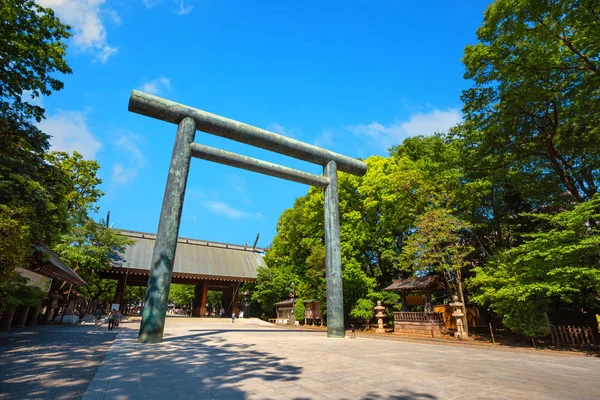 靖国神社は 明治天皇によって設立された東京の神社と日本帝国のサービスで死んだ人を記念して — ストック写真