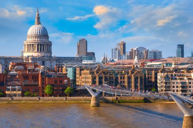 Londra, İngiltere - 15 Mayıs 2018: Görünüm St Paul Katedrali insanlarla Millenium Bridge (Londra Millennium yaya köprüsü geçiş)