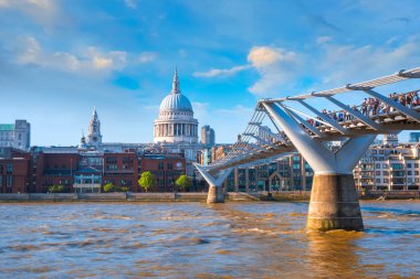 Londra, İngiltere - 15 Mayıs 2018: Görünüm St Paul Katedrali insanlarla Millenium Bridge (Londra Millennium yaya köprüsü geçiş)