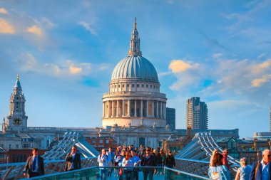 Londra, İngiltere - 15 Mayıs 2018: Görünüm St Paul Katedrali insanlarla Millenium Bridge (Londra Millennium yaya köprüsü geçiş)