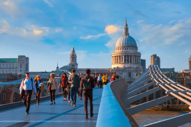 Londra, İngiltere - 15 Mayıs 2018: Görünüm St Paul Katedrali insanlarla Millenium Bridge (Londra Millennium yaya köprüsü geçiş)