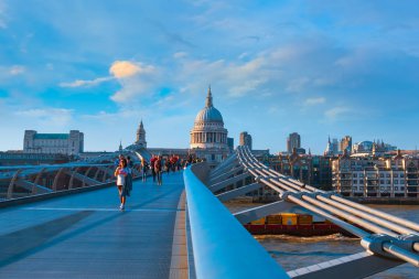 Londra, İngiltere - 15 Mayıs 2018: Görünüm St Paul Katedrali insanlarla Millenium Bridge (Londra Millennium yaya köprüsü geçiş)