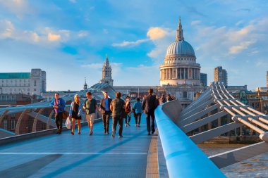 Londra, İngiltere - 15 Mayıs 2018: Görünüm St Paul Katedrali insanlarla Millenium Bridge (Londra Millennium yaya köprüsü geçiş)