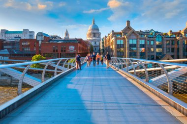 Londra, İngiltere - 15 Mayıs 2018: Görünüm St Paul Katedrali insanlarla Millenium Bridge (Londra Millennium yaya köprüsü geçiş)