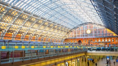 Londra, İngiltere - 14 Mayıs 2018: St Pancras İstasyonu merkezi Londra tren terminus bulunmaktadır. Londra Eurostar kıta hizmetlerinden Fransa, Belçika ve Hollanda için terminal kanalıdır
