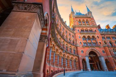 Londra, İngiltere - 14 Mayıs 2018: St Pancras İstasyonu merkezi Londra tren terminus bulunmaktadır. Londra Eurostar kıta hizmetlerinden Fransa, Belçika ve Hollanda için terminal kanalıdır
