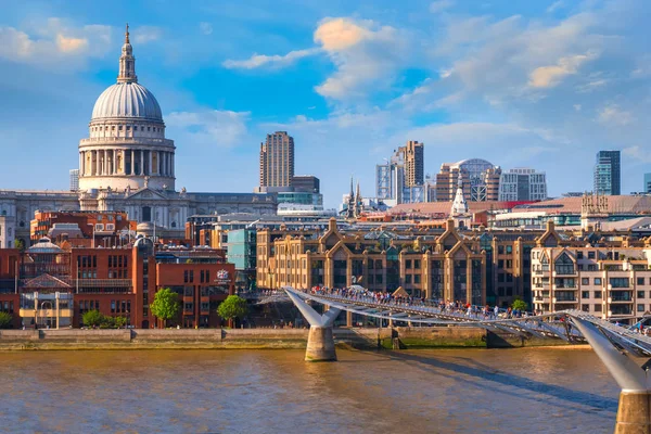 Londra, İngiltere - 15 Mayıs 2018: Görünüm St Paul Katedrali insanlarla Millenium Bridge (Londra Millennium yaya köprüsü geçiş)
