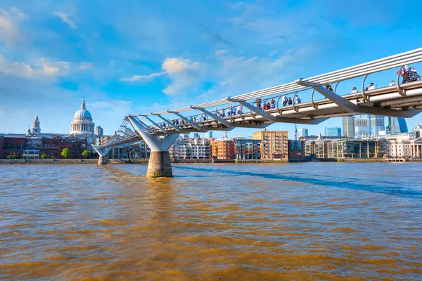 千年間橋 ロンドンのミレニアムの歩道橋を渡る人々 とロンドン イギリス 2018 ビューのセント ポール大聖堂 — ストック写真