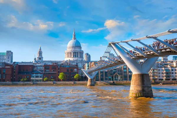 Londra, İngiltere - 15 Mayıs 2018: Görünüm St Paul Katedrali insanlarla Millenium Bridge (Londra Millennium yaya köprüsü geçiş)