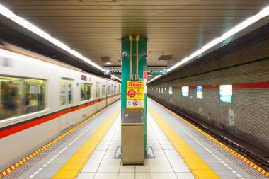 Tokyo metro sistemi tünelde platformu