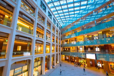 Tokyo, Japonya - 28 Nisan 2018: Büyük bir üçgen atrium Kitte Marunouchi Atrium's: altı kat dolusu mağazaları Kitte Marunouchi Bina içinde çevrili avlu alanı