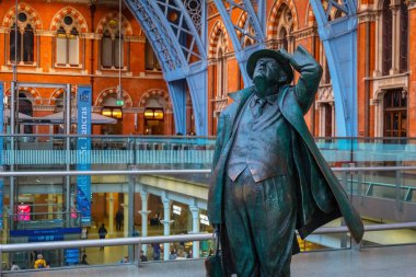 Londra, İngiltere - 14 Mayıs 2018: Betjeman efendim John Betjeman St. Pancras İstasyonu yıkım 1960 yılında kaydetmek adam heykeli