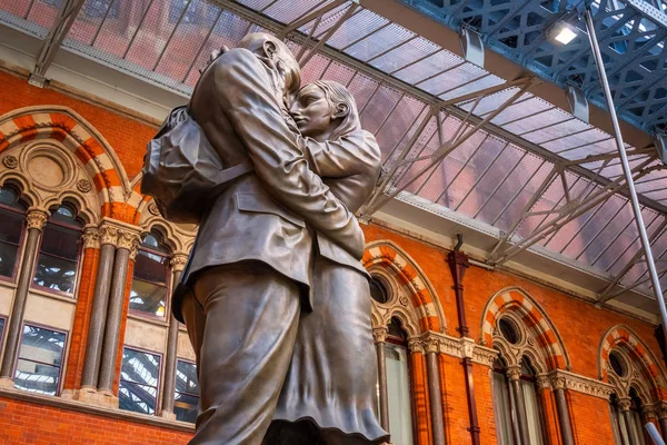 Londres Reino Unido Maio 2018 Meeting Place Estátua Bronze Metros — Fotografia de Stock