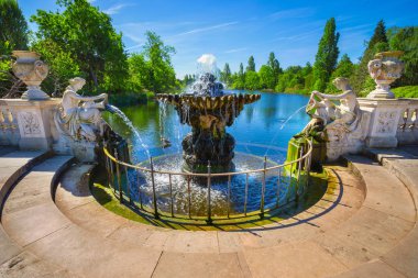 Londra, İngiltere - 14 Mayıs 2018: İtalyan oluşturulan 1860 onun sevgili Kraliçe Victoria Prens Albert bir hediyem edilmiştir inanılan Kensington Gardens bölgede bahçeleri.