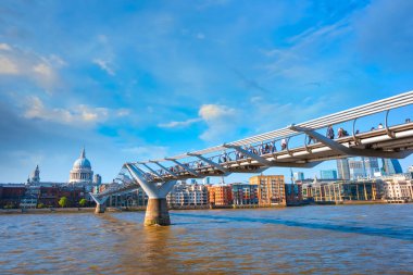 Londra, İngiltere - 15 Mayıs 2018: Görünüm St Paul Katedrali insanlarla Millenium Bridge (Londra Millennium yaya köprüsü geçiş)