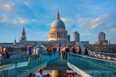Londra, İngiltere - 15 Mayıs 2018: Görünüm St Paul Katedrali insanlarla Millenium Bridge (Londra Millennium yaya köprüsü geçiş)