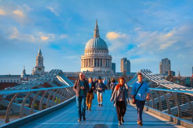 Londra, İngiltere - 15 Mayıs 2018: Görünüm St Paul Katedrali insanlarla Millenium Bridge (Londra Millennium yaya köprüsü geçiş)