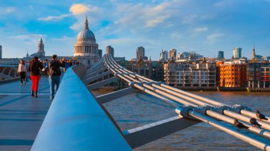 Londra, İngiltere - 15 Mayıs 2018: Görünüm St Paul Katedrali insanlarla Millenium Bridge (Londra Millennium yaya köprüsü geçiş)