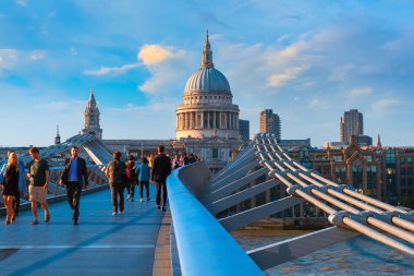 Londra, İngiltere - 15 Mayıs 2018: Görünüm St Paul Katedrali insanlarla Millenium Bridge (Londra Millennium yaya köprüsü geçiş)