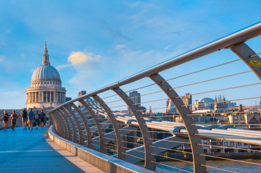 Londra, İngiltere - 15 Mayıs 2018: Görünüm St Paul Katedrali insanlarla Millenium Bridge (Londra Millennium yaya köprüsü geçiş)
