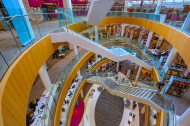 Liverpool, İngiltere - 16 Mayıs 2018: Liverpool Merkez Kütüphanesi John gri Weightman tarafından tasarlanmış 1860'ta, 2009 yılında tamamlanmış, büyük bina modern BT Hizmetleri ile yeni architure tarafından değiştirildi