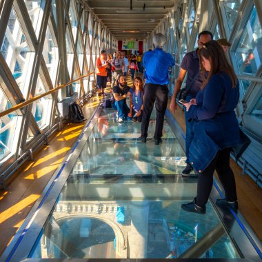 Londra, İngiltere - 15 Mayıs 2018: Tower Bridge sergi bir zorunluluktur sergiler Tower Bridge içinde görmek, bakışları, cam zemin altından, Victoria motoru odalarını ziyaret ve köprü iç işleyişini keşfedin