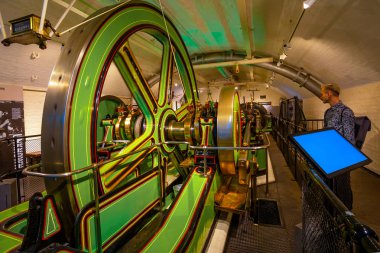 Londra, İngiltere - 15 Mayıs 2018: Tower Bridge sergi bir zorunluluktur sergiler Tower Bridge içinde görmek, bakışları, cam zemin altından, Victoria motoru odalarını ziyaret ve köprü iç işleyişini keşfedin