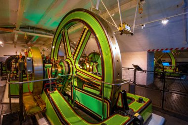 Londra, İngiltere - 15 Mayıs 2018: Tower Bridge sergi bir zorunluluktur sergiler Tower Bridge içinde görmek, bakışları, cam zemin altından, Victoria motoru odalarını ziyaret ve köprü iç işleyişini keşfedin