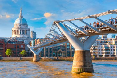 Londra, İngiltere - 15 Mayıs 2018: Görünüm St Paul Katedrali insanlarla Millenium Bridge (Londra Millennium yaya köprüsü geçiş)