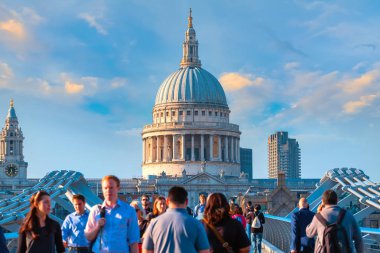 Londra, İngiltere - 15 Mayıs 2018: Görünüm St Paul Katedrali insanlarla Millenium Bridge (Londra Millennium yaya köprüsü geçiş)