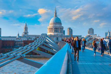 Londra, İngiltere - 15 Mayıs 2018: Görünüm St Paul Katedrali insanlarla Millenium Bridge (Londra Millennium yaya köprüsü geçiş)