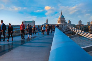 Londra, İngiltere - 15 Mayıs 2018: Görünüm St Paul Katedrali insanlarla Millenium Bridge (Londra Millennium yaya köprüsü geçiş)