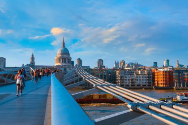 Londra, İngiltere - 15 Mayıs 2018: Görünüm St Paul Katedrali insanlarla Millenium Bridge (Londra Millennium yaya köprüsü geçiş)