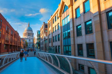 Londra, İngiltere - 15 Mayıs 2018: Görünüm St Paul Katedrali insanlarla Millenium Bridge (Londra Millennium yaya köprüsü geçiş)