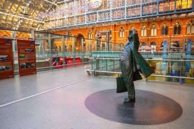 Londra, İngiltere - 14 Mayıs 2018: Betjeman efendim John Betjeman St. Pancras İstasyonu yıkım 1960 yılında kaydetmek adam heykeli