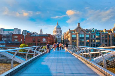 Londra, İngiltere - 15 Mayıs 2018: Görünüm St Paul Katedrali insanlarla Millenium Bridge (Londra Millennium yaya köprüsü geçiş)