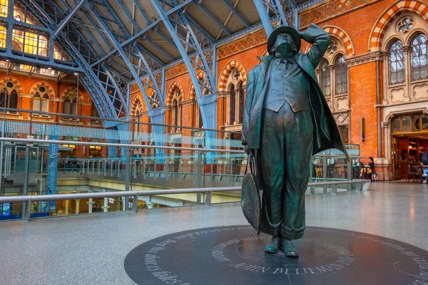 Londres Reino Unido Maio 2018 Estátua Betjeman Sir John Betjeman — Fotografia de Stock