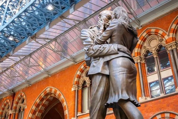 Londres Reino Unido Maio 2018 Meeting Place Estátua Bronze Metros — Fotografia de Stock