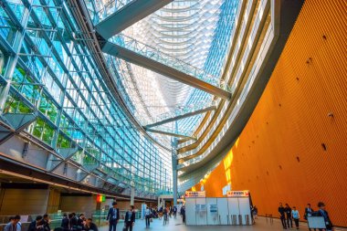 Tokyo, Japonya - 28 Nisan 2018: Tokyo Uluslararası mimar tarafından Rafael Vinoly ve 1996 yılında tamamlanan çok amaçlı Sergi Salonu, bir forumdur