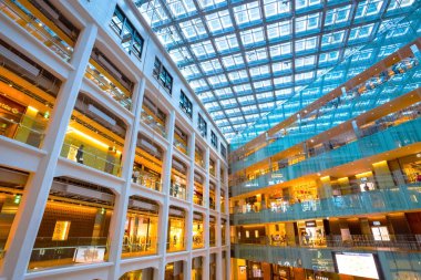 Tokyo, Japonya - 28 Nisan 2018: Büyük bir üçgen atrium Kitte Marunouchi Atrium's: altı kat dolusu mağazaları Kitte Marunouchi Bina içinde çevrili avlu alanı