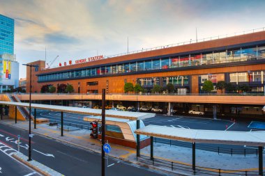 Sendai, Japonya - 22 Nisan 2018: Sendai İstasyonu: Miyagi, Japan bir büyük tren istasyonu bulunmaktadır. Bu durdurmak için tüm Akita ve Tohoku Shinkansen trenler