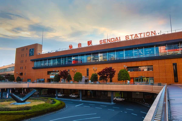 2018 仙台駅 宮城県の主要な鉄道駅です それはすべて秋田の駅と東北新幹線の列車 — ストック写真