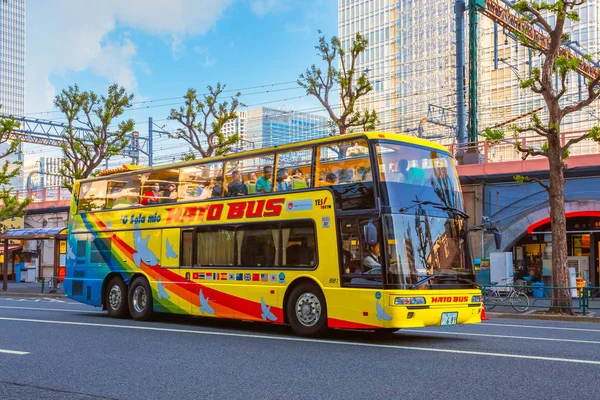 2018 はとバス一周英語と中国語の両方を話すと観光スポット ガイドでは 東京の東京市の周辺を楽しむための最良の方法の一つです — ストック写真