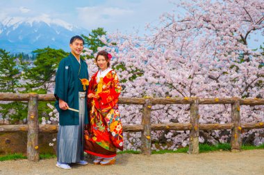 Hirosaki, Japonya - 23 Nisan 2018: Tanımlanamayan Japon kasvet ve Gelin katılın Hirosaki Park Japon geleneksel düğün töreninde tam bloom kiraz çiçeği dönemde