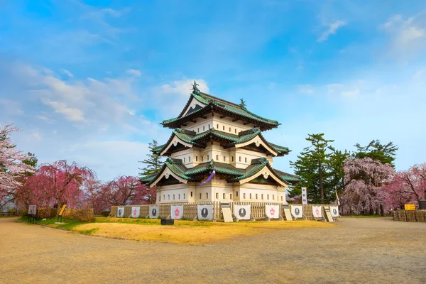 満開桜 東北地方と日本の最も美しい桜スポットの一つ 弘前公園内の弘前城の桜 — ストック写真