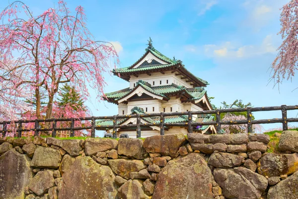 満開桜 東北地方と日本の最も美しい桜スポットの一つ 弘前公園内の弘前城の桜 — ストック写真