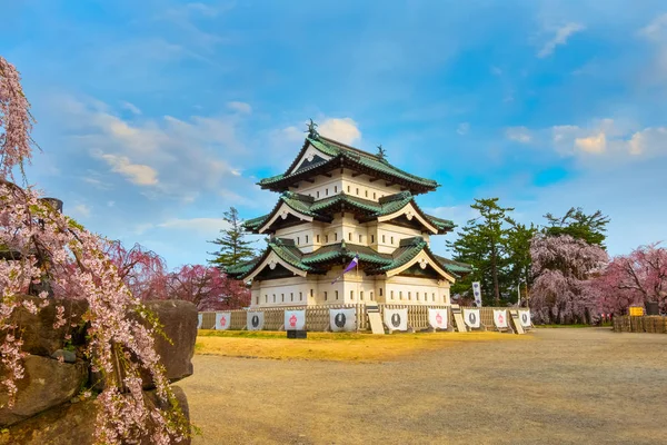 満開桜 東北地方と日本の最も美しい桜スポットの一つ 弘前公園内の弘前城の桜 — ストック写真