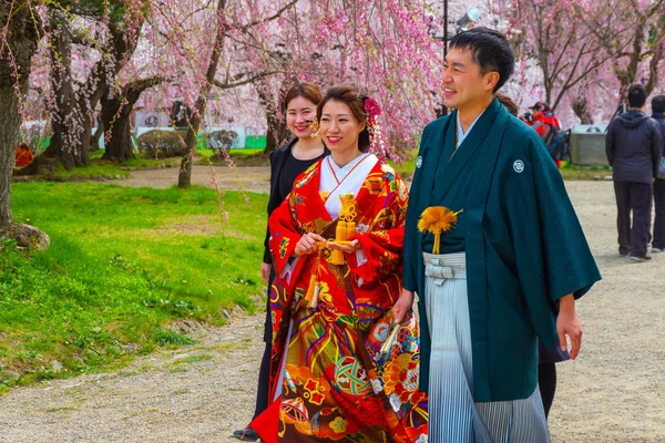 2018 正体不明日本暗がり 花嫁満開桜時代に弘前公園で日本の伝統的な結婚式に出席 — ストック写真