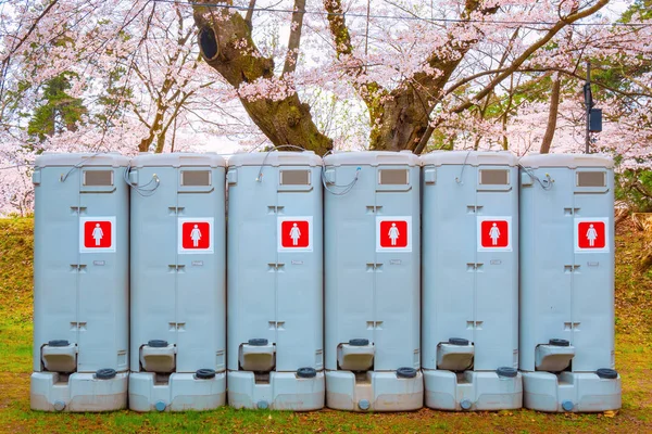 2018 弘前県 公共トイレ弘前公園の満開の桜の開花期間中に観光のために準備 — ストック写真